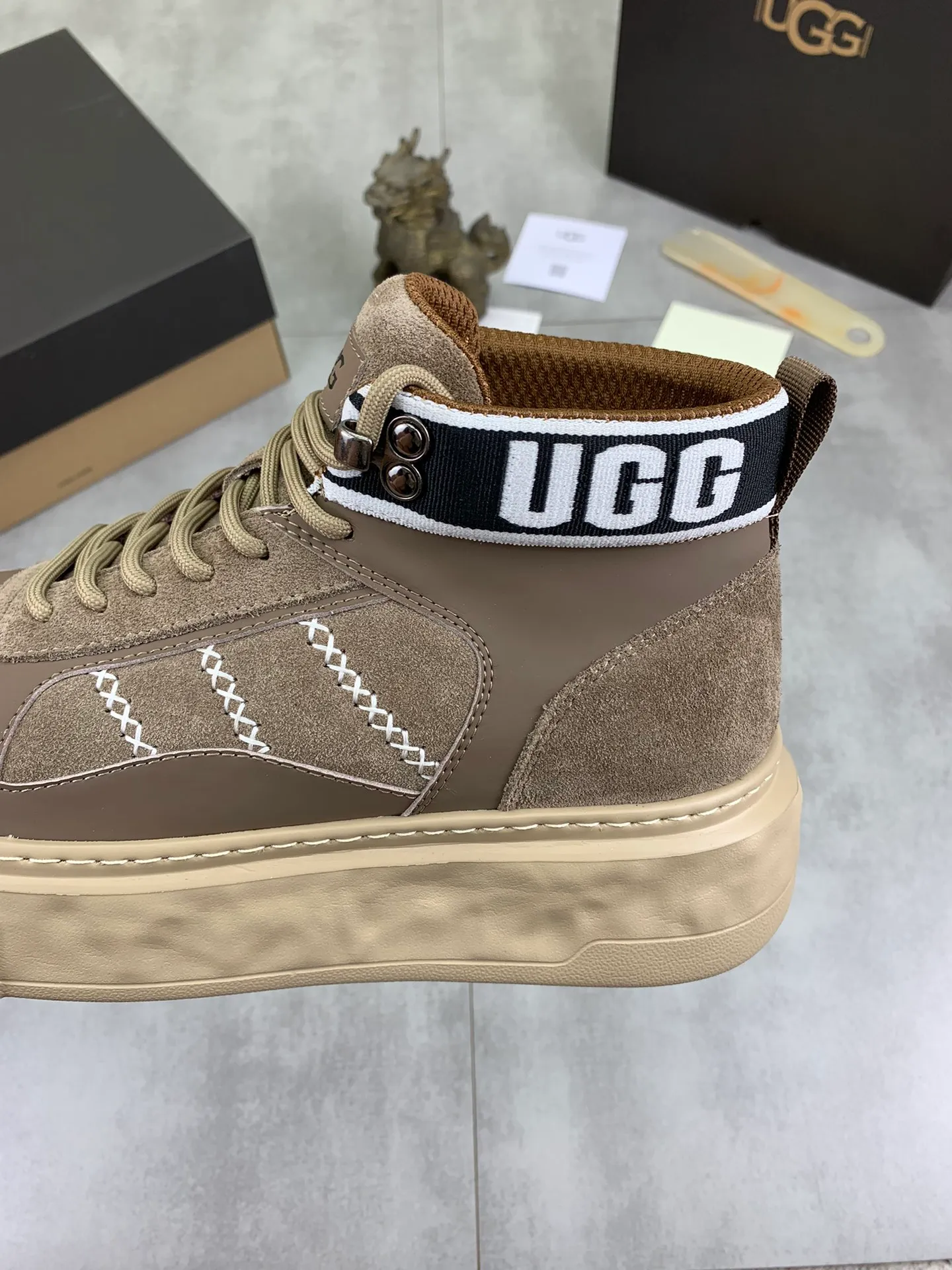 Men's shoes 💰P640 [New style] 💰 🆘 "Real wool" [UGG] 👉The popular men's shoes are synchronized with the official website 🔰The quality of the genuine products [satisfied] is not comparable to the imitations in the general market 🌀The upper is imported Italian frosted cowhide, and the lining is: foot pad 🅰️ grade 🐑Real wool👻Only Grade A can show the effect The hand feels smooth and delicate 🔱The shoe shape is grand, only genuine manufacturers can do it 🎄The perfect toughness of the original outsole 👻⬛️ can allow customers to bid farewell to one-time consumption. Real wool lining, super warm. Brown and gray available. Size: 39-44